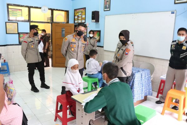 Kapolresta Malang Kota Kunjungi Pelaksanaan Vaksin Merdeka Anak di MI Khadijah