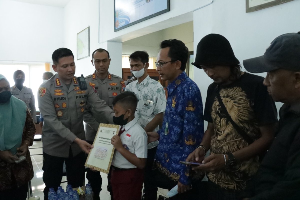 Kombes Pol Buher Berikan Beasiswa Kepada Anak Korban Tragedi Stadion Kanjuruhan