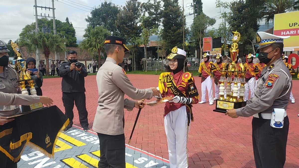 Kapolres Batu AKBP Oskar Beri Penghargaan Pocil dan Pelatih
