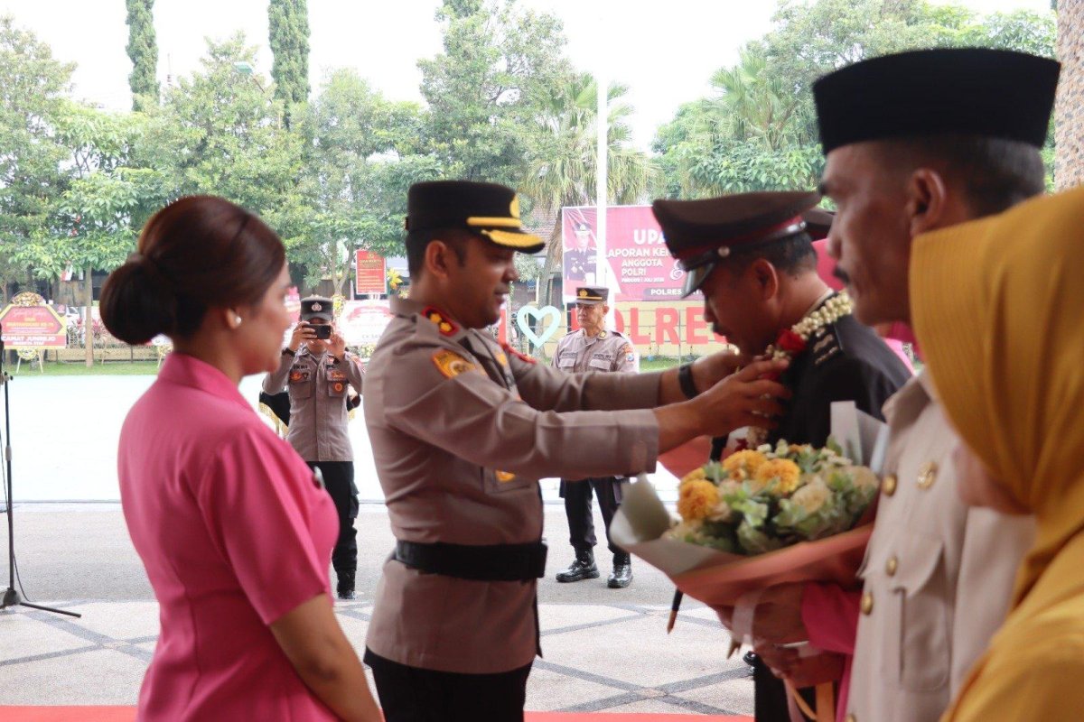 Kapolres Batu AKBP Andi Lepas 6 Orang Anggota, Titip Pesan Jaga Tali Silaturahmi