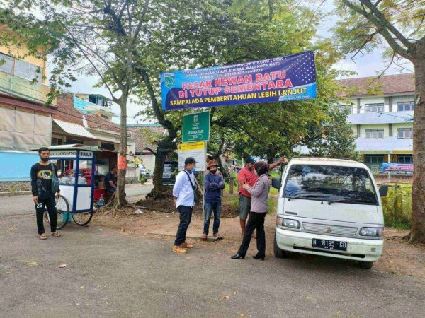 Antisipasi Penyebaran PMK, Bhabinkamtibmas Kelurahan Sisir Imbau Tutup Pasar Hewan Pathok