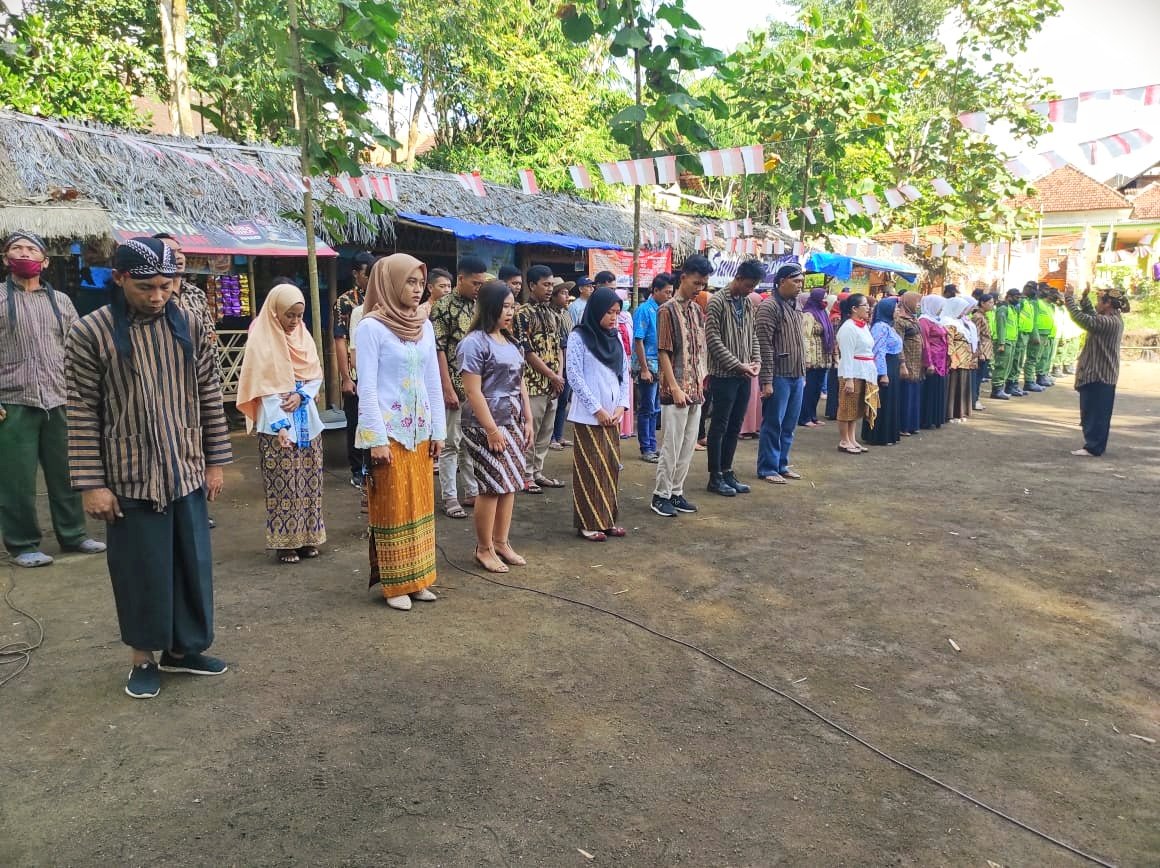 Kenakan Pakaian Adat, Warga Jenggolo Kepanjen Gelar Upacara 17-an