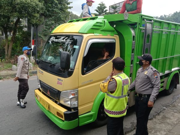 Cegah Penyebaran PMK, Polres Batu Lakukan Penyekatan Truk di Perbatasan
