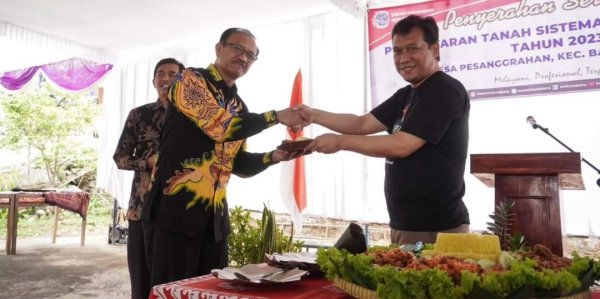BPN Kota Batu Serahkan 200 Sertifikat PTSL untuk Warga Masyarakat Desa Pesanggrahan