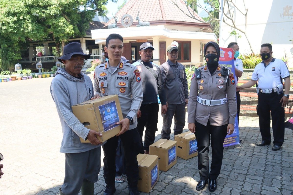 Jelang HUT Lantas ke-67 Sat Lantas Polres Batu Bagikan Bansos