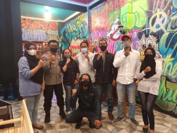 FKJKB Kolaborasi Bersama Polsek Ngantang dan Mimo Cafe, Bagikan Takjil Gratis