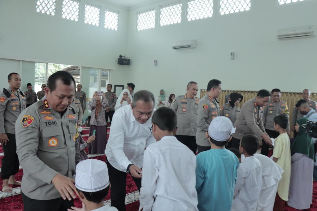 Kunker ke Polresta Malang Kota, Kapolda Jatim Santuni Anak Yatim dan Penghijauan