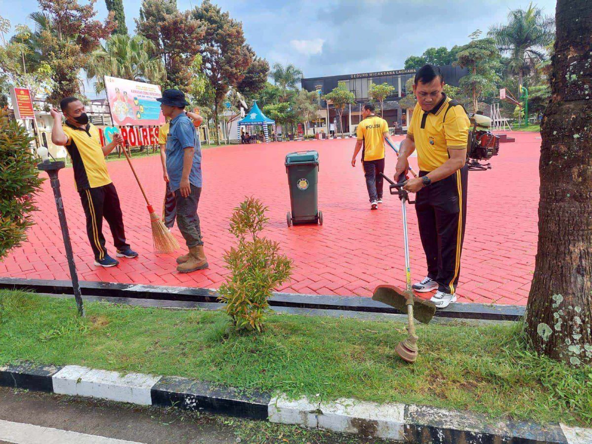 Jaga Kebersihan, Personil Polres Batu Laksanakan Korve di Mapolres
