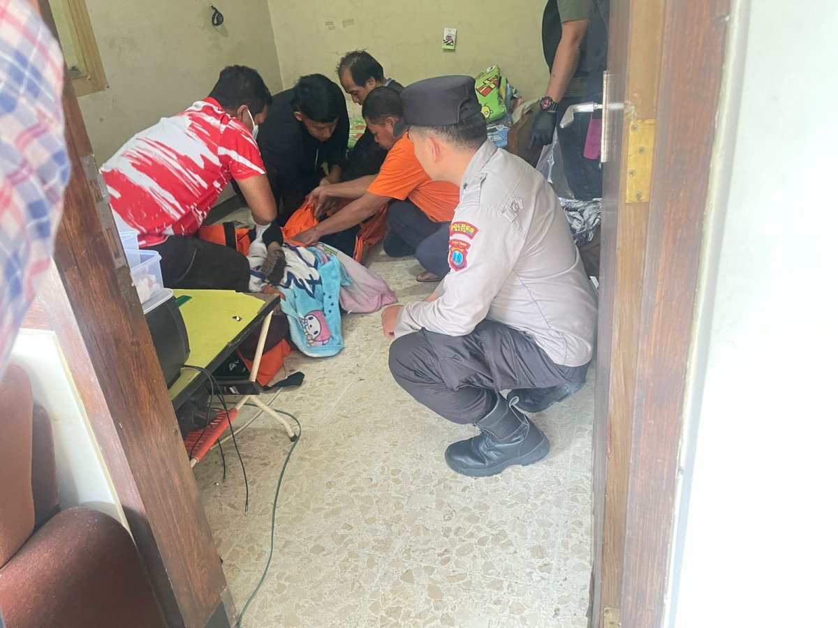 Tim Inafis Polres Batu Evakuasi Mayat Karyawan CV. YP, yang Meninggal di Mess