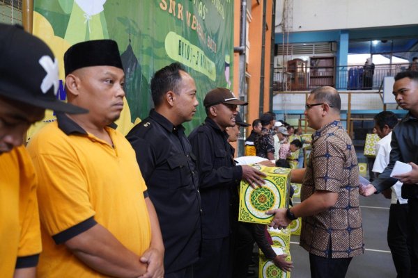 Pj. Wali Kota Batu Aries Beri Bingkisan Idul Fitri 144 Hijriah Penjaga Sekolah