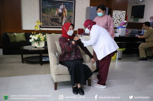 Wali Kota Batu Dewanti Rumpoko, Terima Suntikan Vaksin Covid Tahap Dua