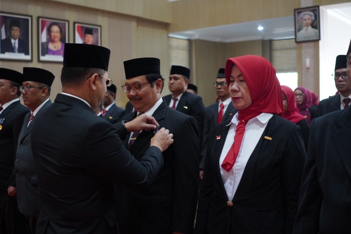 Pj. Wali Kota Batu Aries Beri Tanda Kehormatan Satyalancana Karya Satya ASN Pemkot Batu