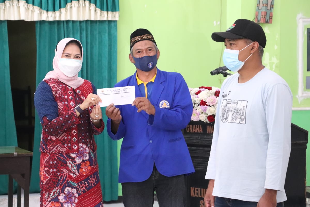Pemerintah Kota Batu, Salurkan Bantuan Bagi Relawan Penggali Kubur