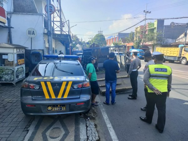 Cegah Penyebaran PMK, Polresta Malang Kota Lakukan Pemeriksaan di Perbatasan