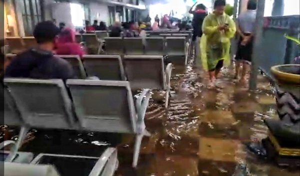 Air Hujan Menggenangi Ruang Tunggu Stasiun Kota Baru Malang, Humas Sampaikan Maaf