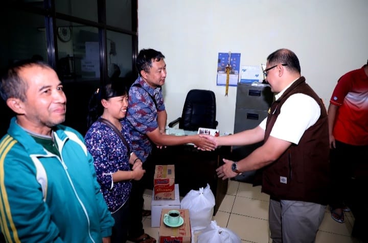 Pj. Wali Kota Batu Aries Agung Paewai, Berikan Bantuan kepada Korban Kebakaran Pasar Relokasi Batu