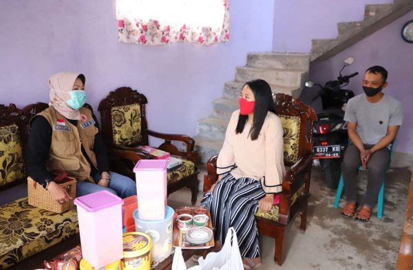 Dewanti Kunjungi Warga Sumbergondo yang Melahirkan di Kamar Mandi