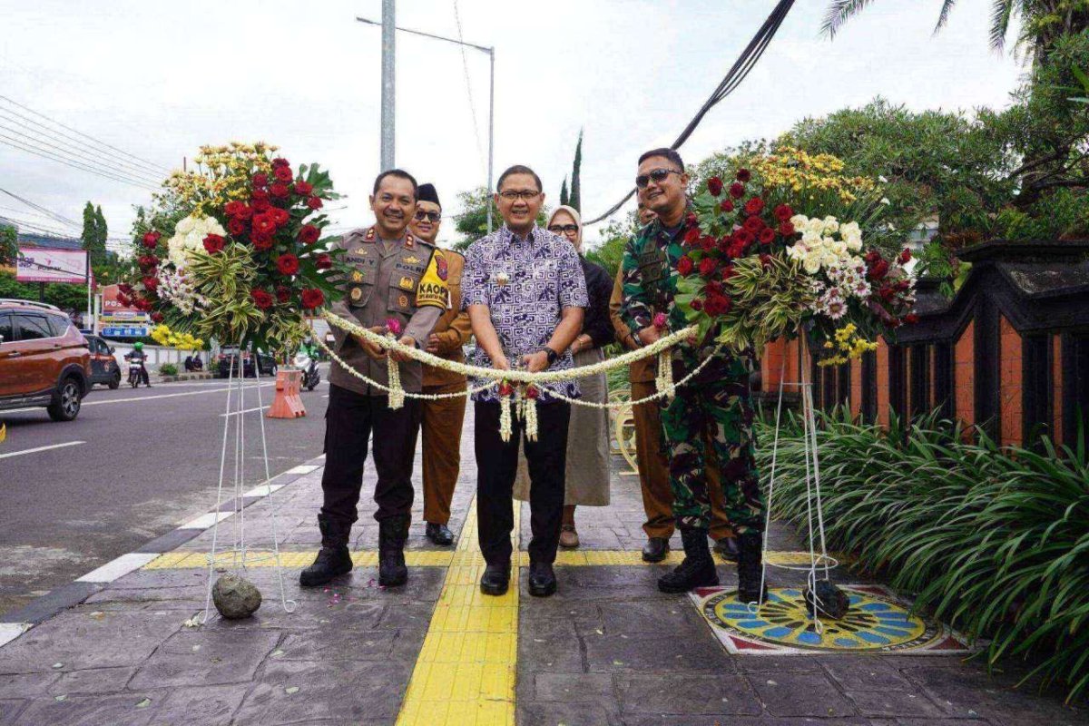 Komitmen DPUPR Tingkatkan Kualitas Infrastruktur dan Pelayanan Publik, Pj. Wali Kota Batu Aries, Resmikan Pedestrian