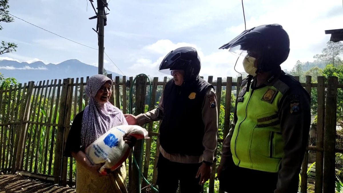 Bantu Ringankan Beban, Polsek Pujon, Polres Batu Bagikan Bansos Berupa Sembako Kepada Masyarakat