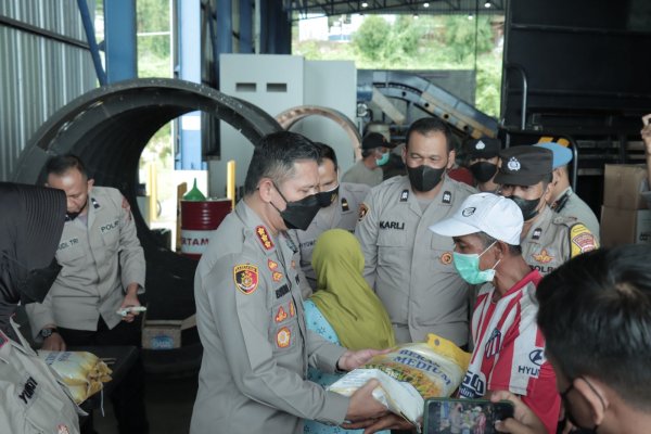 Kepedulian Polresta Malang Kota Pada Pejuang Lingkungan Hidup, Kombes Pol. Buher Bagikan Bansos, Kartu BPJS dan Berikan Vaksinasi