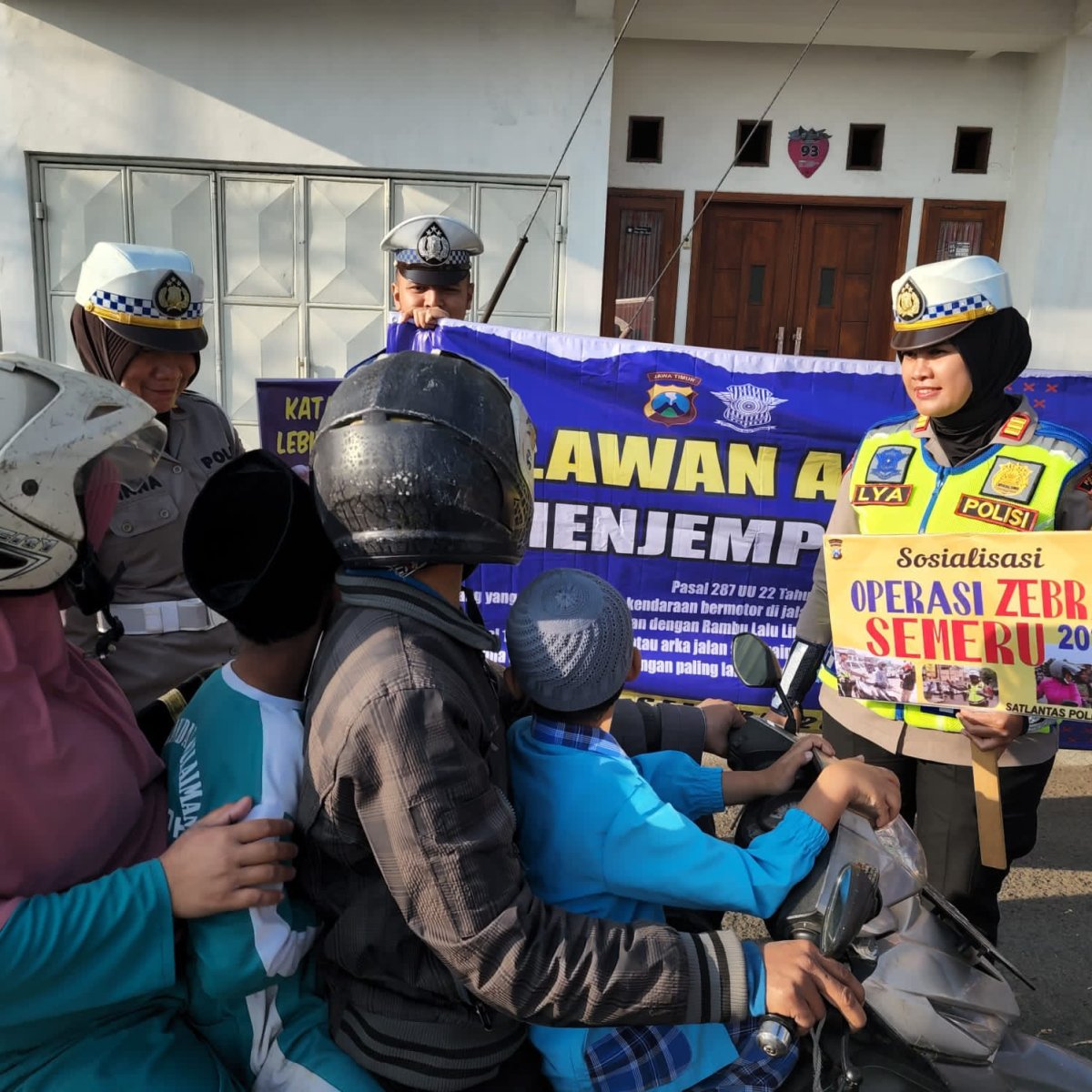 Gelar Operasi Zebra Semeru 2023, Kasatlantas Polres Batu AKP Lya Sosialisasi dan Berikan Teguran Simpatik Kepada Pelanggar Lalu Lintas