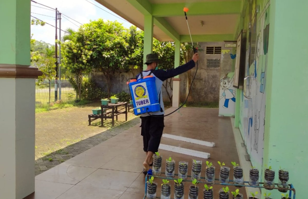 Tangkal Covid, MI Raden Bagus Talok Turen Semprot Disinfektan