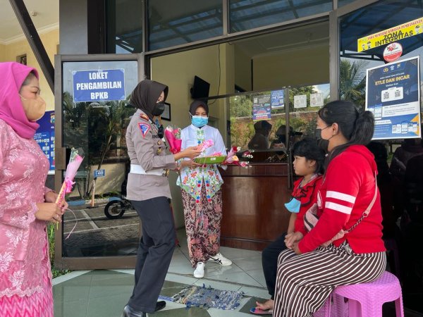 Peringati Hari Kartini, Anggota Satlantas Polres Batu Kenakan Kebaya Pelayanan di KB Samsat Batu