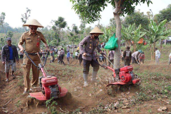 Dukung Ketahanan Pangan, Polres Batu Bersama Dinas Pertanian Aktifkan Lahan Tidur di Desa Oro-oro Ombo