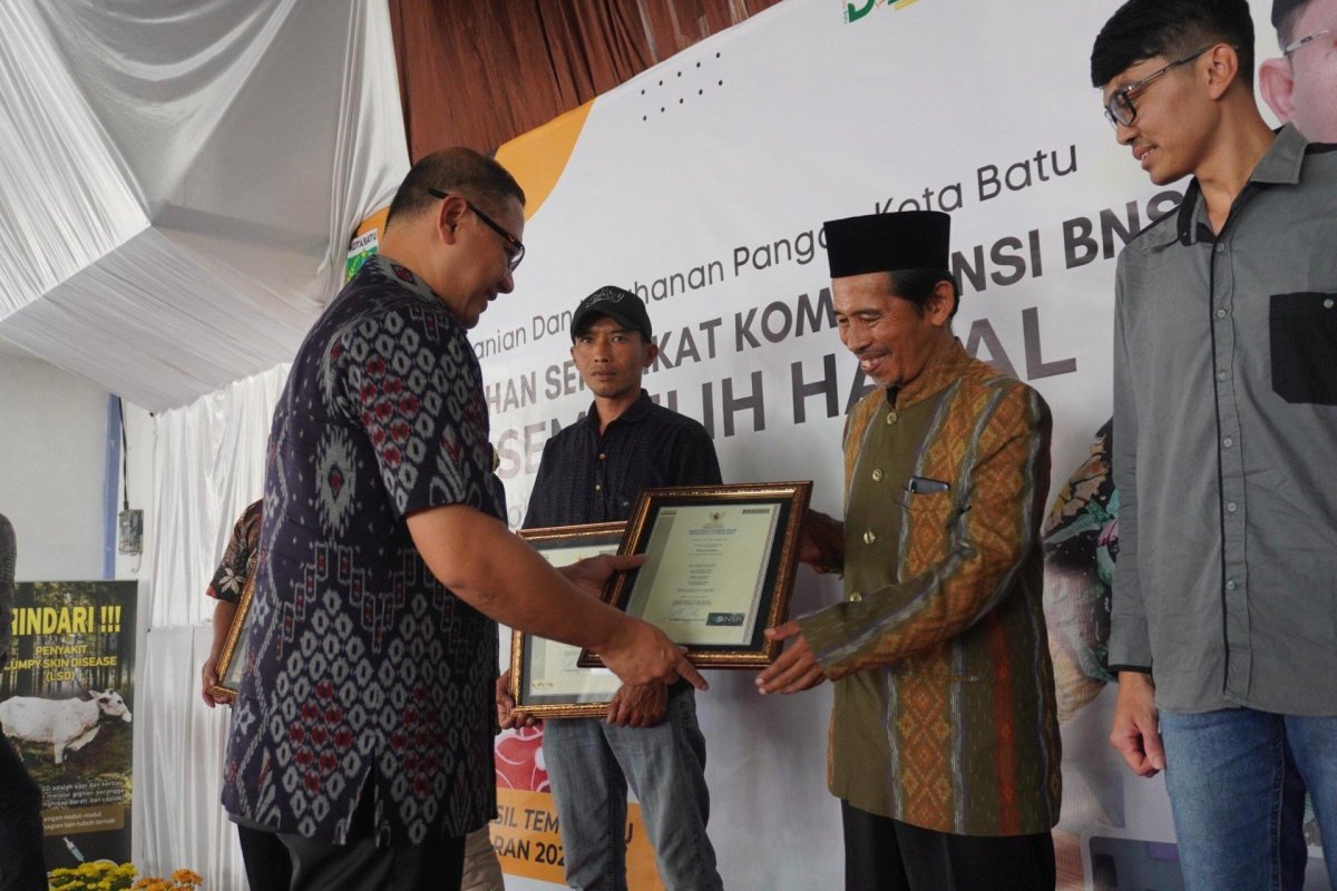 Pj. Wali Kota Batu Dr. Aries Agung Serahkan Sertifikat Kompetensi dari BNSP kepada Juleha