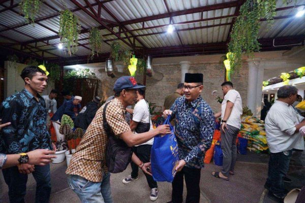 Pj. Wali Kota Batu Aries Ajak Bukber, Berikan Bingkisan 450 Petugas Kebersihan DLH dan Balaikota Among Tani