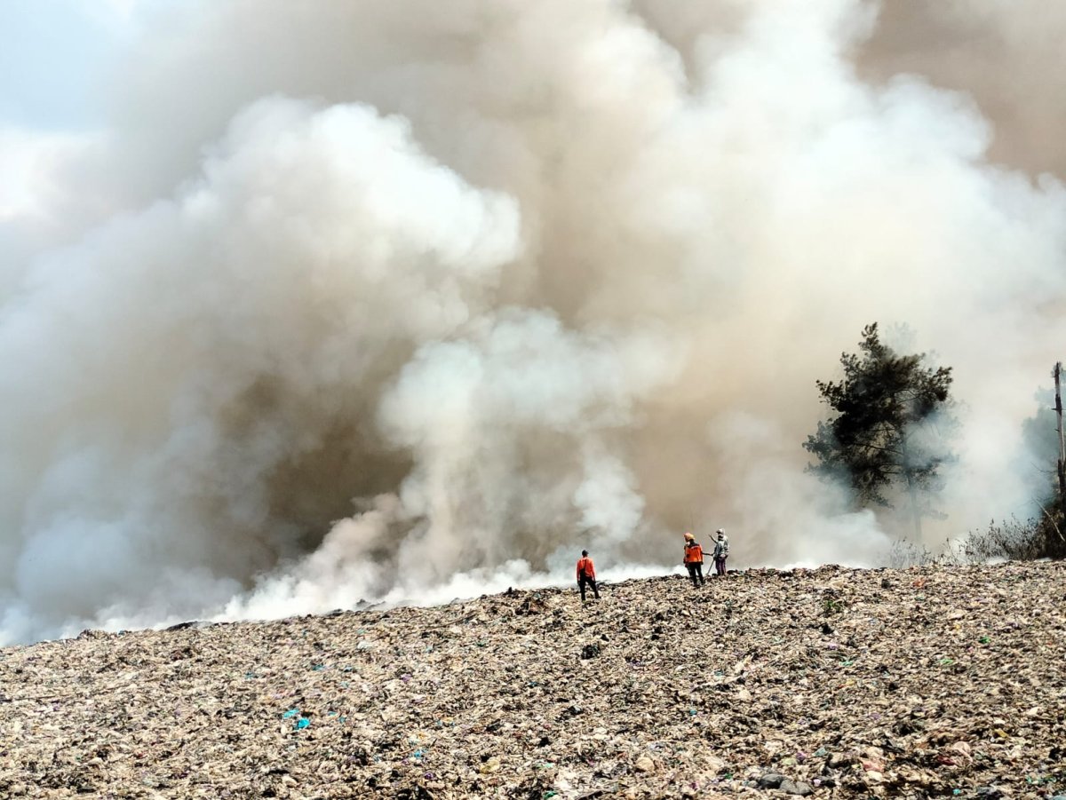 Tumpukan Gunung Sampah di TPA Tlekung Terbakar