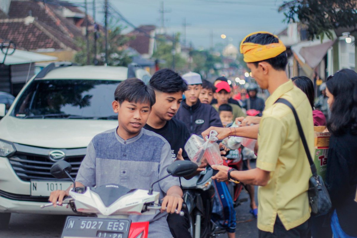 Peradah Wagir dan Karang Taruna Desa Gondowangi Bagikan Takjil Gratis