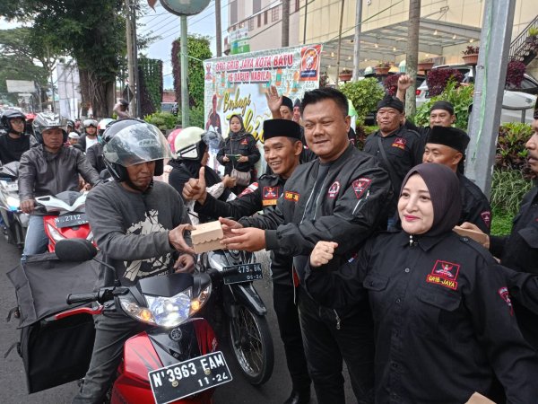 Momen Bulan Suci Ramadan 1446 H, DPC GRIB JAYA Kota Batu Bagikan Ratusan Takjil Gratis