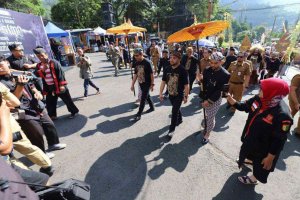Kirab Banteng 1 Suro Empu Supo, Wali Kota Batu, Nurochman dan Wawali, Heli Suyanto Kompak Jaga Ruang Pelestarian Budaya Identitas Kota Batu
