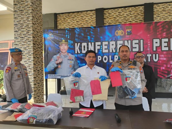 Konferensi Pers Ungkap Kasus, Tim URC Satreskrim Polres Batu Berhasil Amankan Dua Penadah Hasil Curanmor