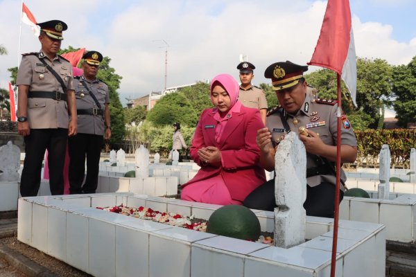 Peringati Hari Bhayangkara ke-80, Kapolres Batu, AKBP Dr. Aris Purwanto Ziarah ke TMP Suropati dan Berbagi Tali Asih Purnawirawan Polri