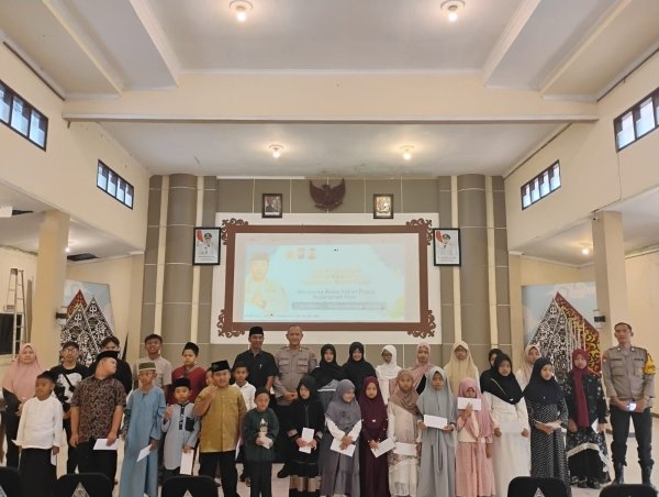 Jumat Berkah, Kapolres Batu, AKBP Dr. Aris Purwanto Berikan Santunan 30 Anak Yatim Tiap Polsek di Wilayah Hukum Polres Batu