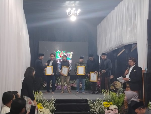 Kontribusi Mikutopia dalam Mengentaskan Pengangguran, Pemberdayaan, Peningkatan PAD dan UMKM, Pemdes Tulungrejo Beri Penghargaan Lencana Wanwa Satata