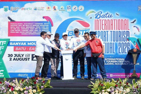 Wali Kota Batu, Nurochman Buka Kejuaraan Paralayang Batu International Sport Tourism Festival 2026